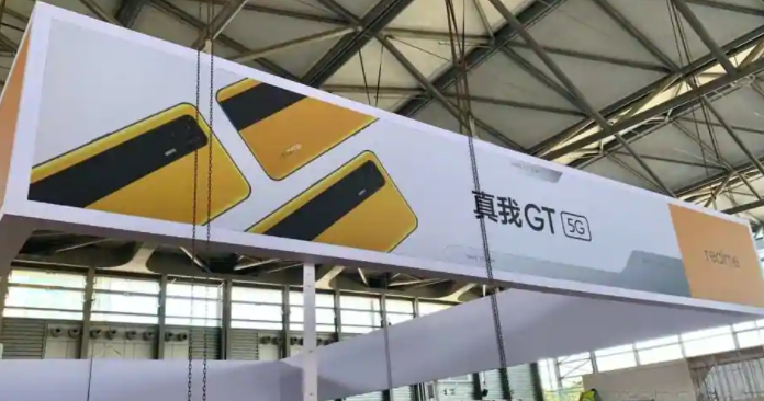 Realme GT 5G旗舰手机在上海展示横幅设计和相机信